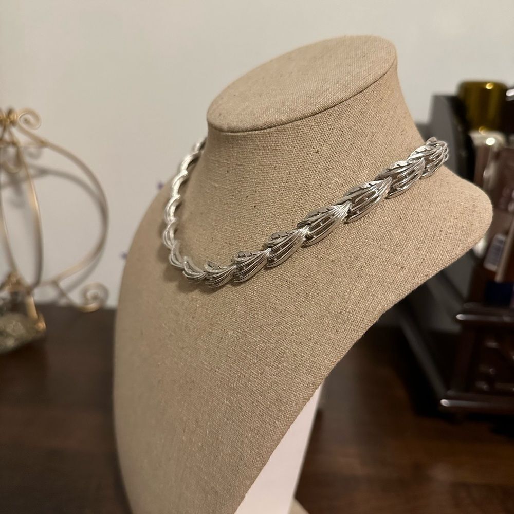 TRIFARI VINTAGE POLISHED SILVER TONE LEAVES LINK  NECKLACE - Picture 2 of 5